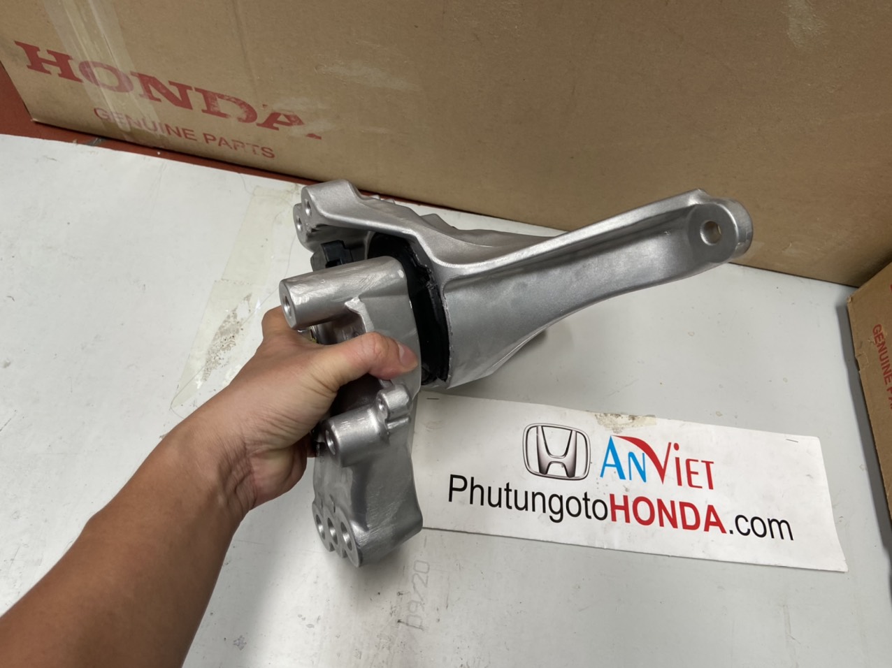 Chân máy bên phụ xe Honda CRV 2018-2022